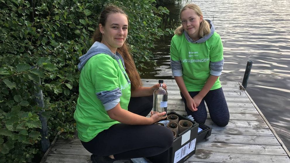 Frida och Matilda Larsson tog vattenprover för analys av mikroplaster i älvvattnet.