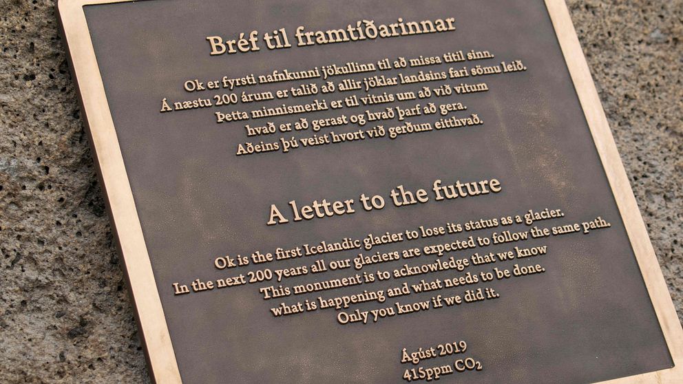 ”Ett brev till framtiden”, står det bland annat i guldbokstäver på en liten mässingsskylt på både isländska och engelska.