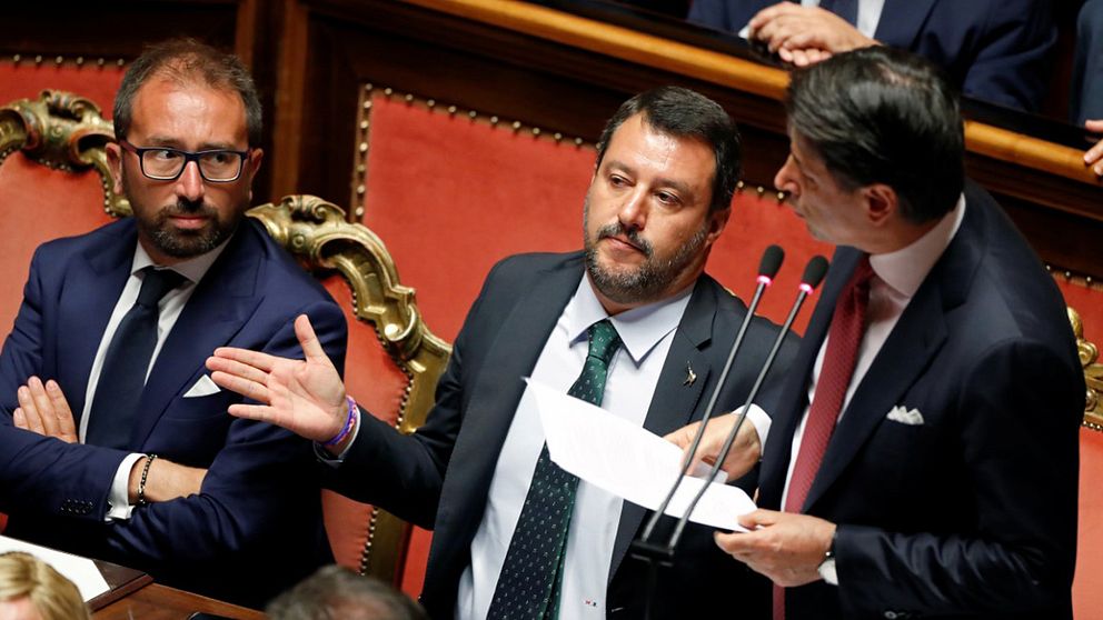 Matteo Salvini gestikulerar medan Giuseppe Conte håller sitt tal i senaten under tisdagen.