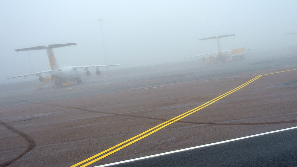 Flygtrafiken har drabbats av föreningar på flera håll i landet på grund av dimman.