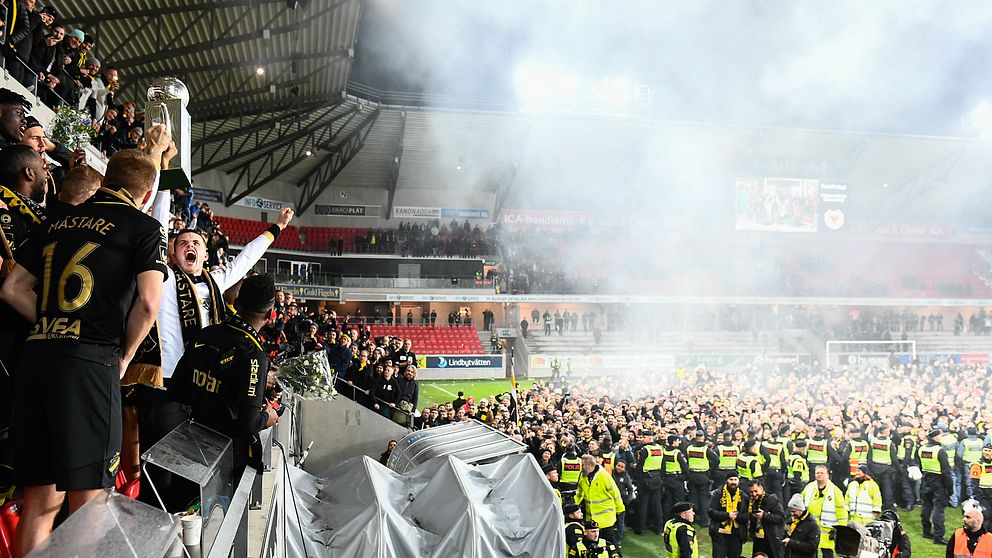 Arenan i Kalmar bara minuter efter AIK:s SM-guld den 11 november ifjol. KFF:s säkerhetschef riskerar åtal för att ha brutit mot ordningslagen.