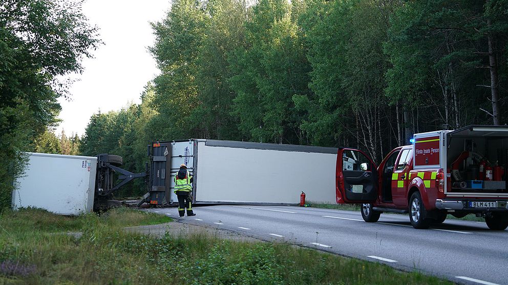 Två timmar efter den första olyckan inträffade ytterligare en singelolycka med lastbil, som även den blockerar trafiken i båda riktningar.
