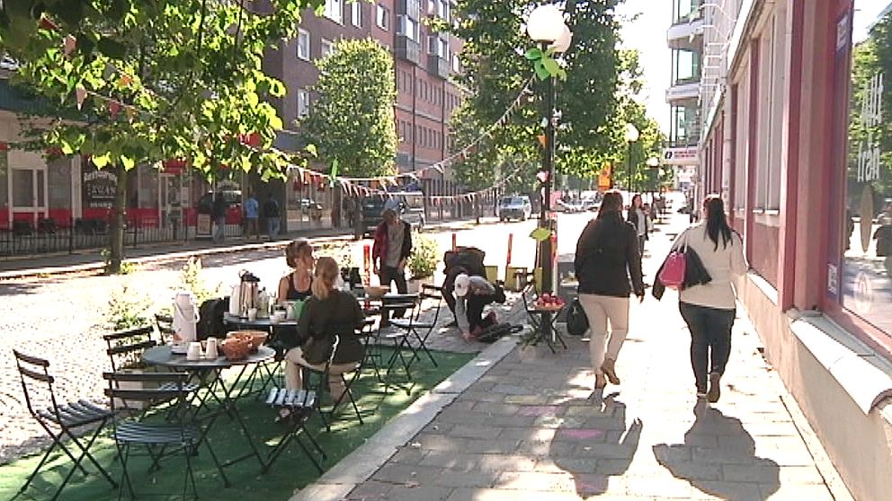 Idag, på den så kallade Parking Day, förvandlas parkeringsplatser runtom i världen till allmänna ytor. Projektet som startade 2005 i San Fransisco har nu även kommit till Eskilstuna. Där gjorde man om två parkeringar på Drottninggatan till en fikaplats.