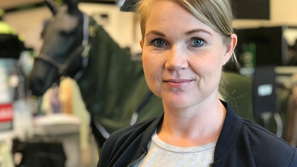 Åsa Schönborg säljer tillbehör till hästar och hundar.