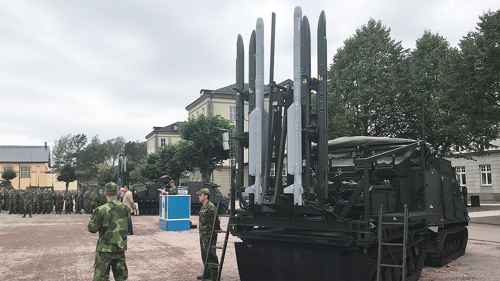 Robot 98 används till Jas 39 Gripen. Nu har systemet anpassats så att robotarna kan skjutas från en bandvagn.