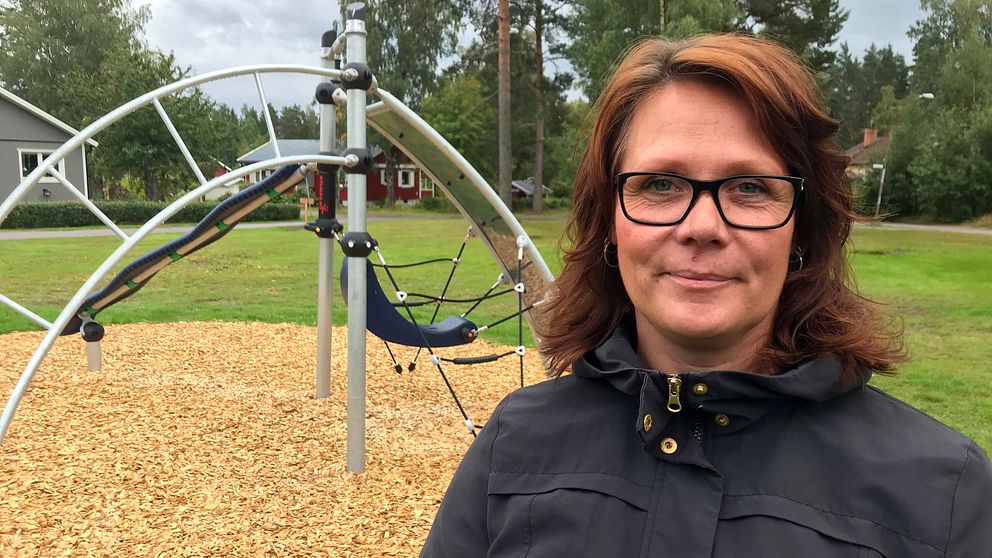 Kristiina Pousar, kommunens planeringsstrateg framför den nya klätterställningen i lekparken i Ridddarhyttan.