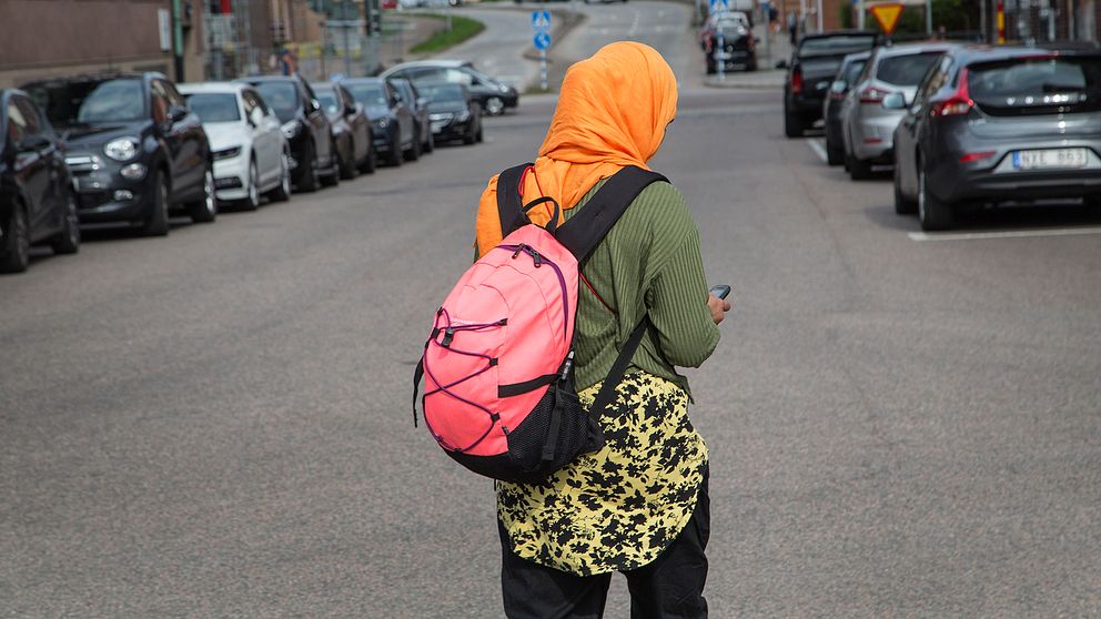 Kvinna med slöja promenerar på gata i Halmstad.
