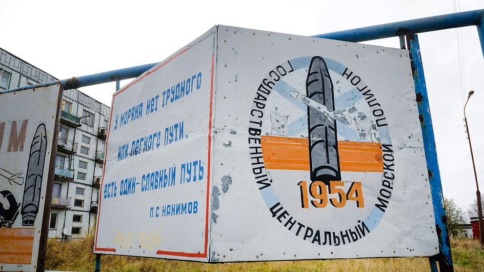 En skylt i byn Njonoksa, i närheten av staden Arkhangelsk, berättar om att det där finns en militär testanläggning – strax utanför byn inträffade en explosion den 8 augusti.