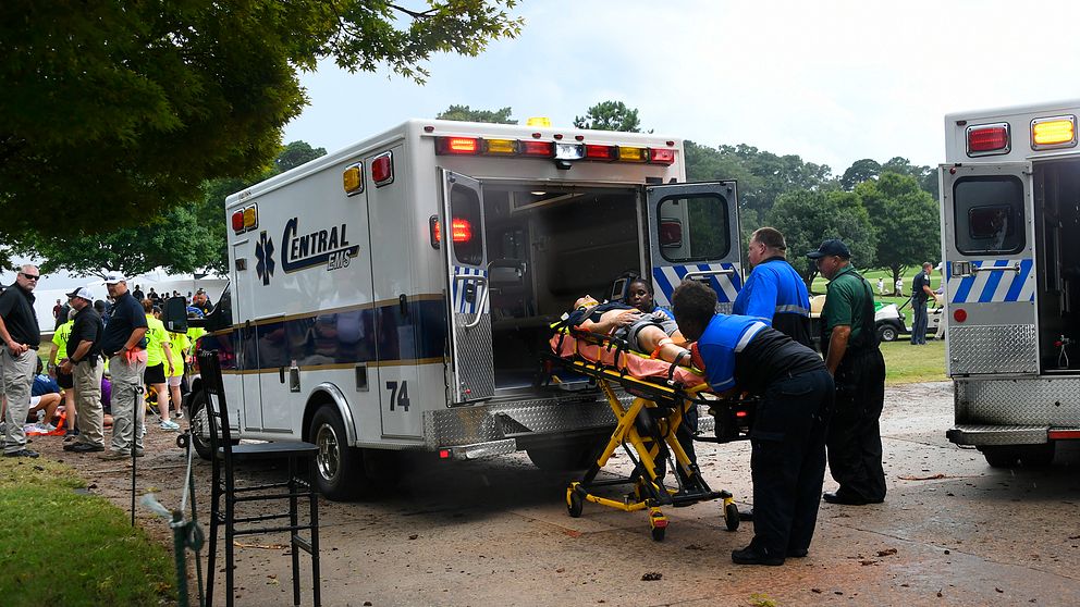 Ambulans på plats efter att blixten slagit ned i samband med PGA-tävlingen i East Lake, Atlanta,