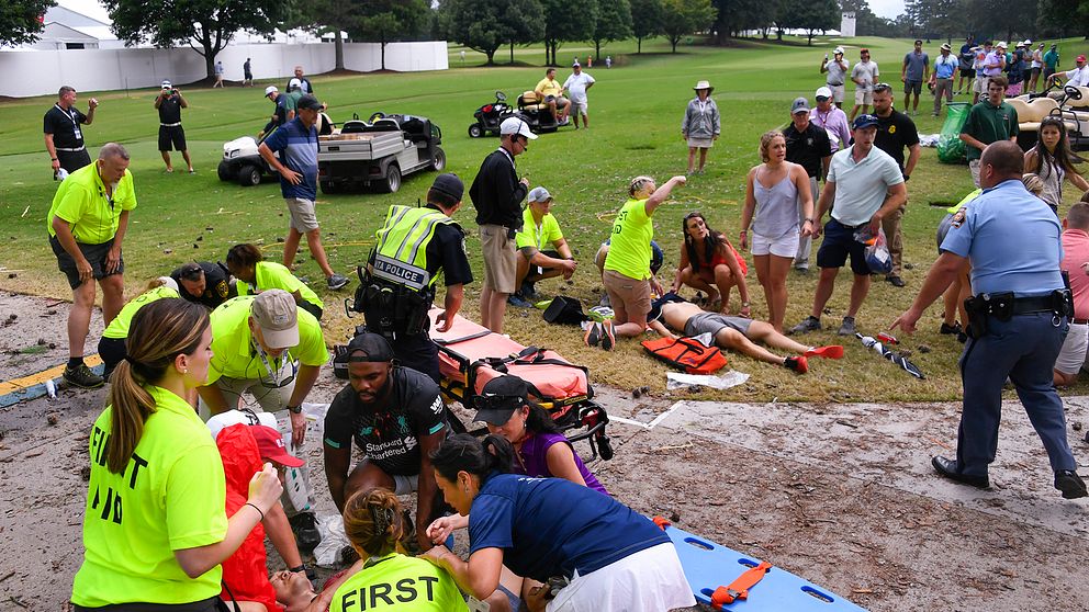 Vårdpersonal på plats efter att blixten slagit ned och skadat flera åskådare i East Lake, Atlanta – ingen av de drabbade ska ha ådragit sig livshotande skador, enligt PGA.