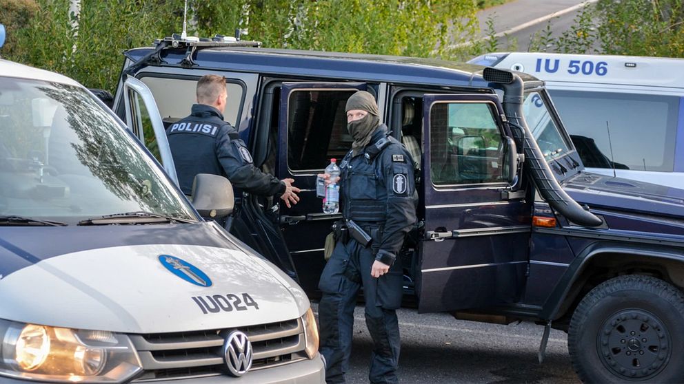 Poliser på plats vid ett daghem i Estbacka, den förort utanför Borgå där en omfattande polisinsats genomfördes under natten mot söndag.