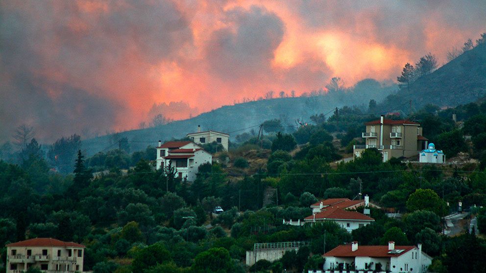 Skogsbranden nära staden Pythagorio när den härjade som värst under lördagen