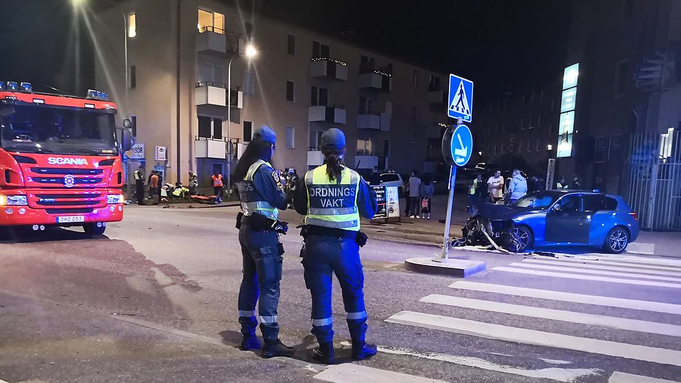 Den våldsamma kollisionen ägde rum nära rondellen vid Brommaplan i västra Stockholm, sent på söndagskvällen.
