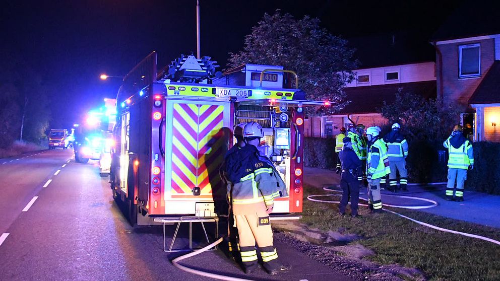 Räddningstjänst på plats vid det radhus i Malmö där en brand bröt ut på söndagskvällen