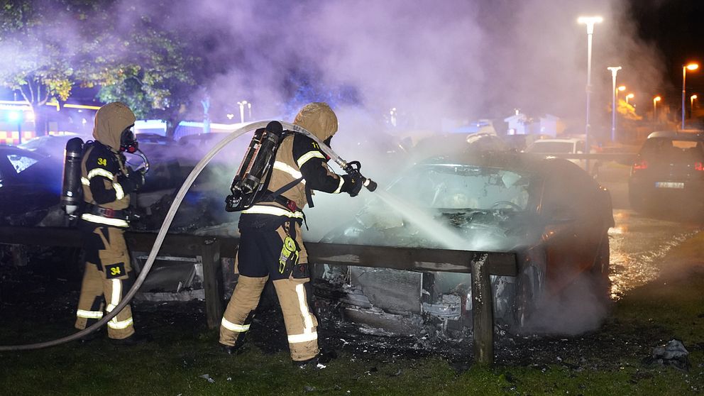 Tre bilar brann på en parkeringsplats i Växjö.