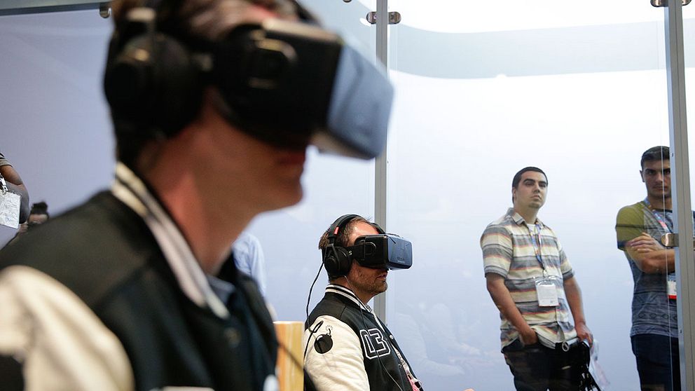 Med detta typ av headset, en så kallad Oculus Rift, ska läsare kunna ta del av virtual reality-nyheter.