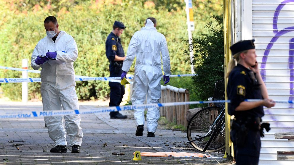 Polisens tekniker på platsen där en person ska ha blivit skjuten på Ribersborg i Malmö.