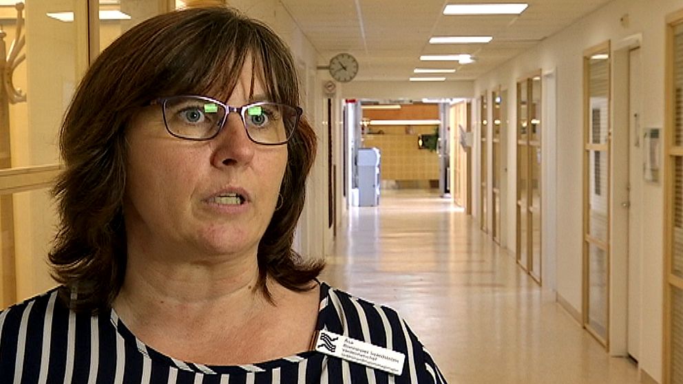 Åsa Bonnevier Svärdström står i en sjukhuskorridor.