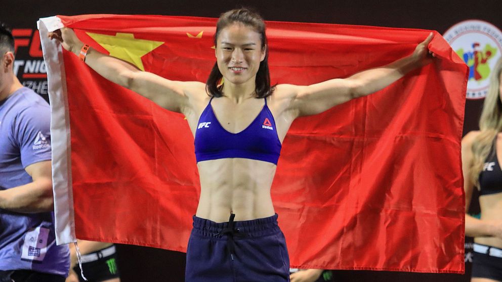 Weili Zhang under invägningen, dagen före hon blev Kinas första UFC-mästare.