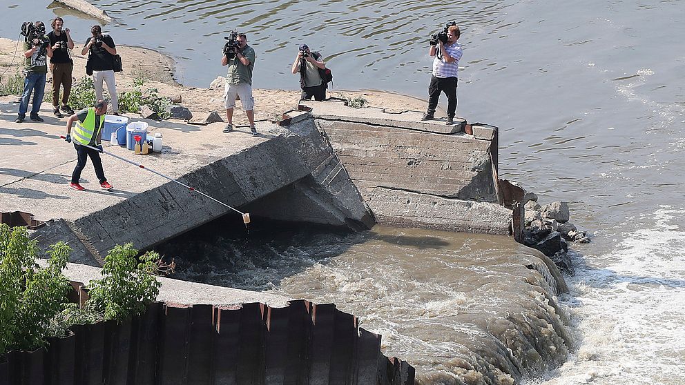 Miljöexperter tar prover på flodvattnet i Wisla två dagar efter att Polens största avloppsreningsverk Czajka utanför Warszawa kollapsade.