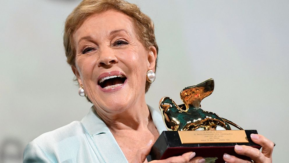 Julie Andrews fick ett Guldlejon i Venedig för sin långa karriär