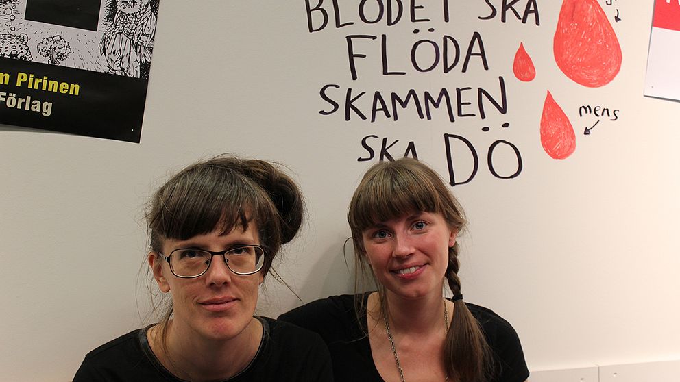 Sara Olausson och Frida Ulvegren, redaktörer för boken ”Kvinnor ritar bara serier om mens”.