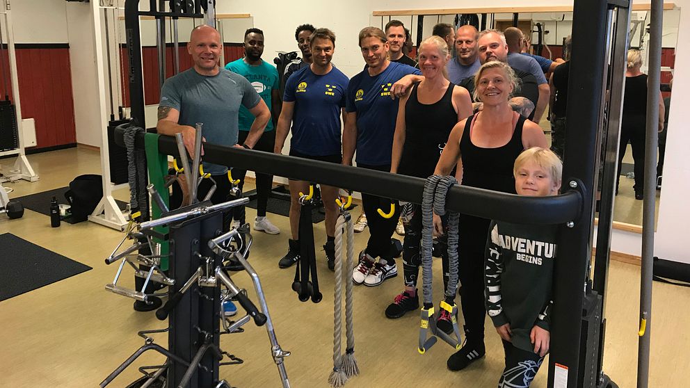 Några av medlemmarna och ur styrelsen i Atletklubbens träningslokaler i Skinnskatteberg.