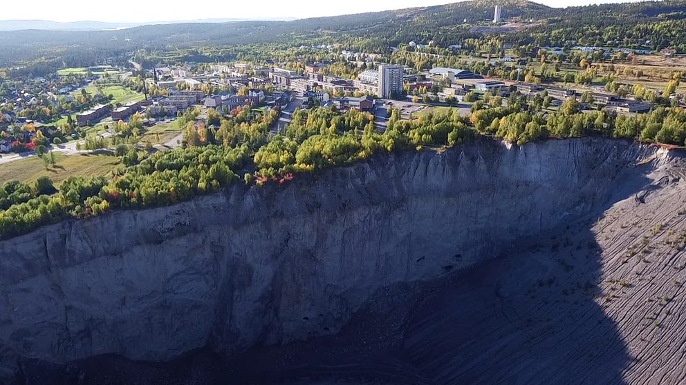 Flygbild över Malmberget och den stora gropen precis bredvid.