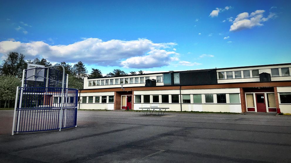 Skolbyggnad och aspfalterad skolgård