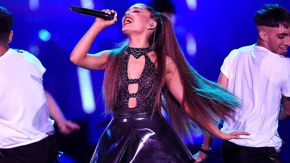 Amerikanska artisten Ariana Grande uppträder