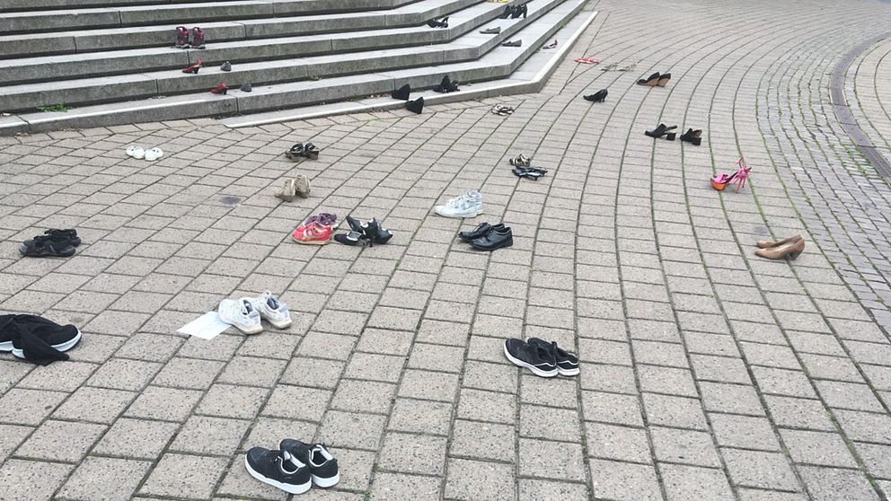 Måndagens manifestation med skor utanför stadshuset i Malmö. En protest mot planerade utvisningar av afghanska flyktingar.