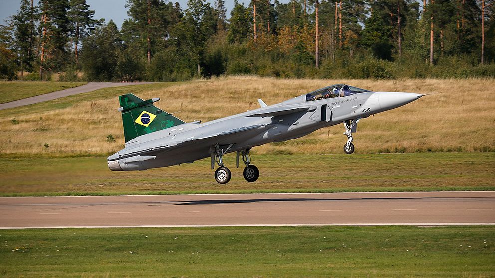 bild på det första brasilianska Saab Gripen E när det landar