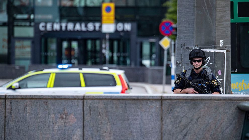 MALMÖ 2019-06-10 Polis med förstärkningsvapen av typen MP-5 patrullerar utanför Malmö C efter att polis skjutit en man som uppträtt hotfullt. Byggnaden fick i samband med ingripandet utrymmas på grund av larm om ett misstänkt föremål.