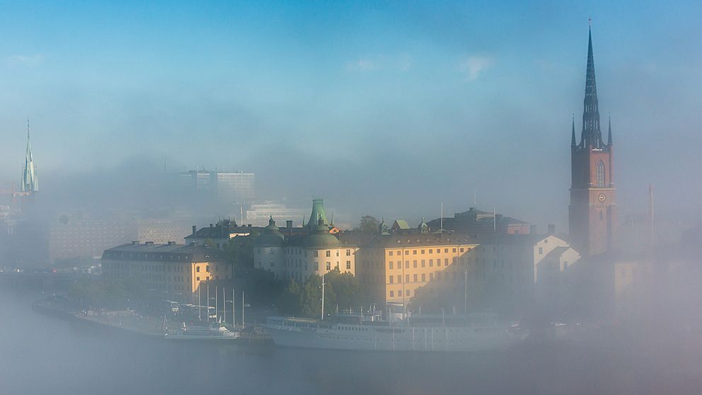 Dimman döljer delar av Riddarholmen i Stockholm på morgonen den 19 september.