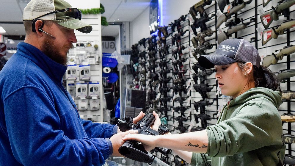 Ett automatvapen inspekteras i en vapenaffär i den amerikanska delstaten Texas