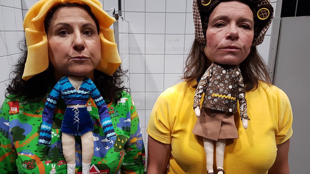 Två kvinnor kostymerade till små mammor