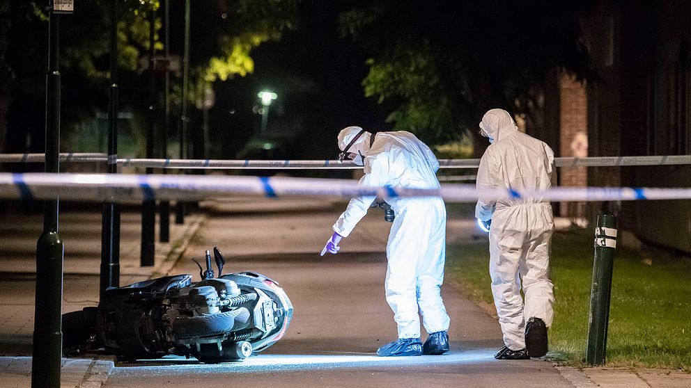 I juli frikände Malmö tingsrätt den 20-åriga man som stod åtalad för ett mordet på en 24-årig man i stadsdelen Lindängen i Malmö. Bilden är tagen i juni förra året då den motorcykel som användes vid dödsskjutningen hittades i närheten av brottsplatsen.