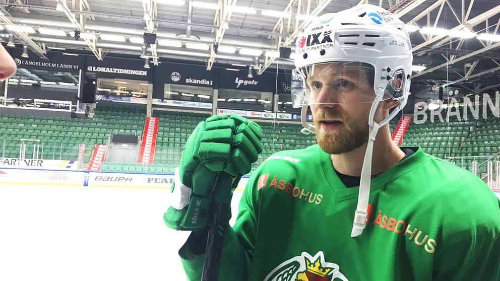 Rögles forward Ted Brithén på isen under en träning i Catena Arena.