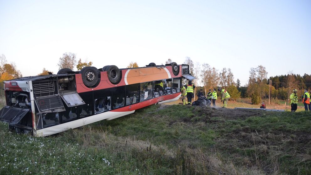Flera personer skadades sent på onsdagseftermiddagen i bussolycka öster om Linköping.