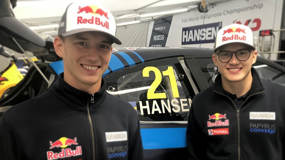 Timmy och Kevin Hansen kör om VM-titeln i rallycross. Bara två poäng bakom
ledaren Andreas Bakkerud i nuläget.