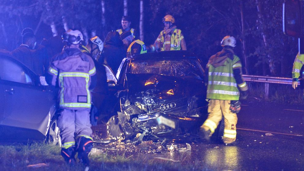 Bilarna bärgades från platsen efter olyckan på Bergsjövägen i Göteborg. Minst två personer har tagits till sjukhus.