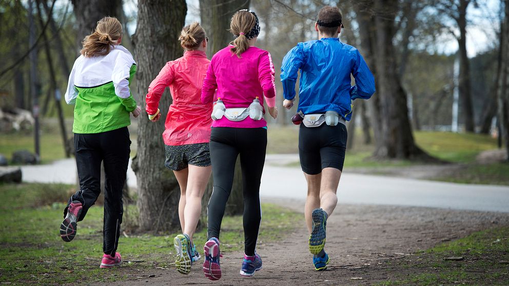 En grupp människor är ute och springer i en park.