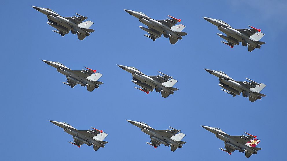 Danska F-16-plan ska delta i USA:s koalition mot IS. (Bilden från en flyguppvisning 22 juni 2014)