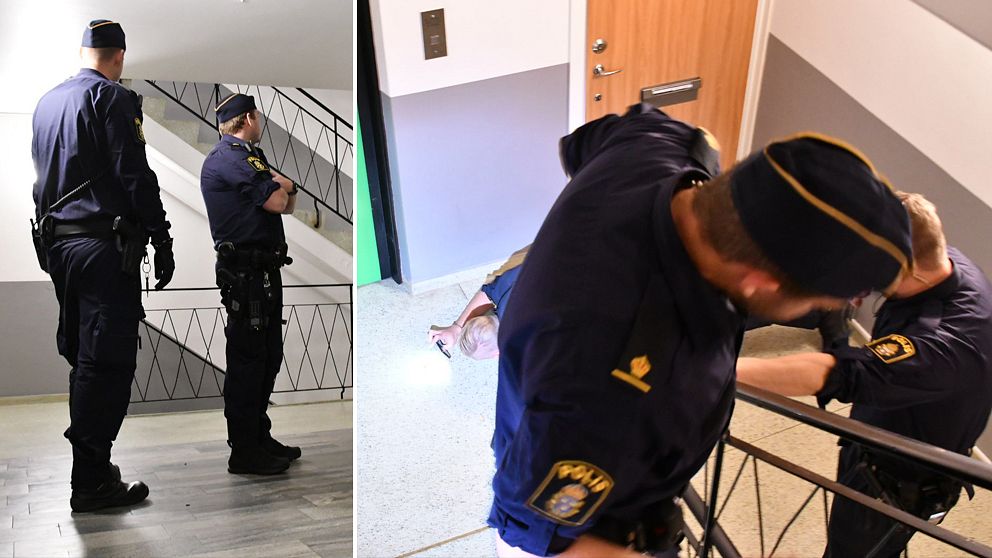 Polisen misstänker att någon stått i trappuppgången och skjutit mot lägenhetsdörren. På bilden undersöker polisen en tomhylsa som hittats i trappuppgången.