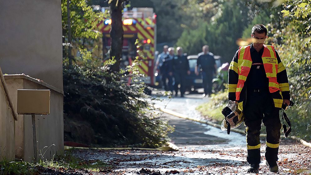 Räddningspersonal vid byn Bart i Frankrike där en helikopter störtade och fem personer dog.