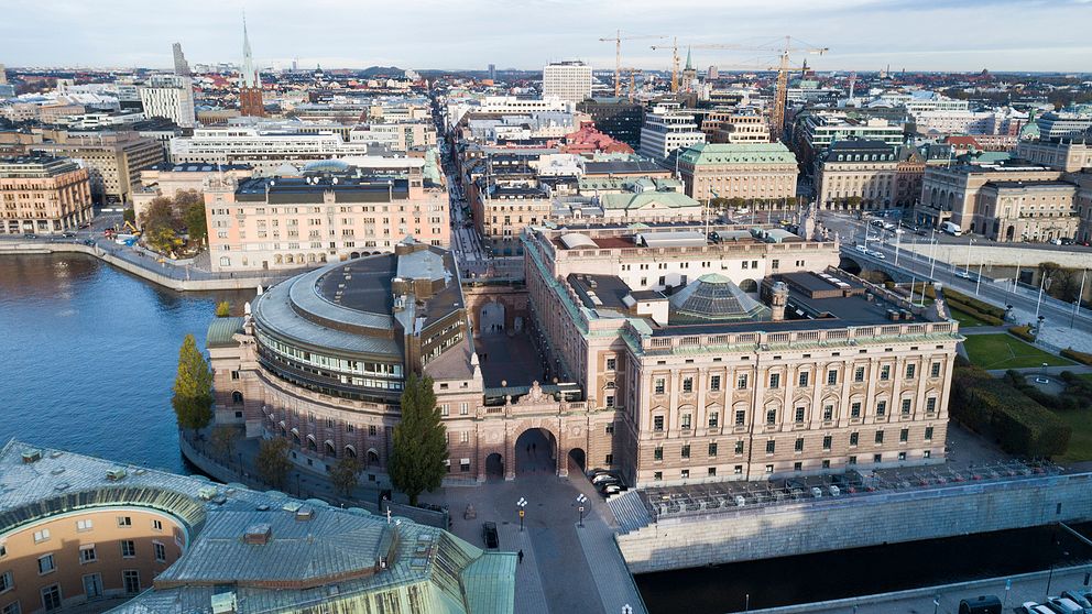 Flygbild över riksdagshuset på Helgeandsholmen i Stockholm.