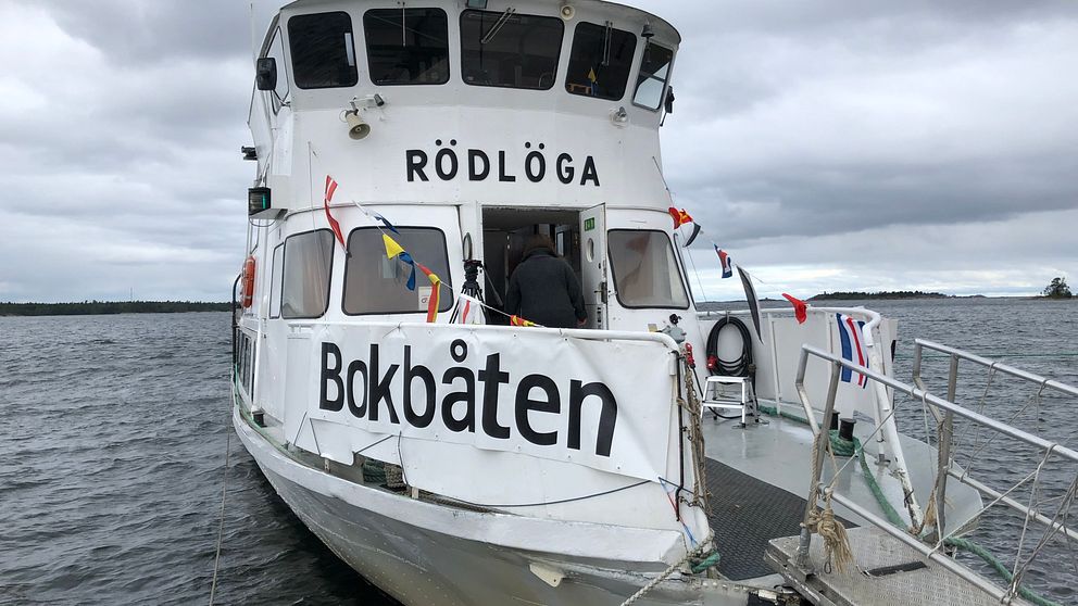 En båt kommer lastad – med böcker | SVT Nyheter
