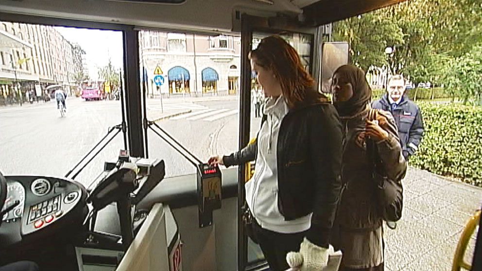 Resenärer på stadsbuss