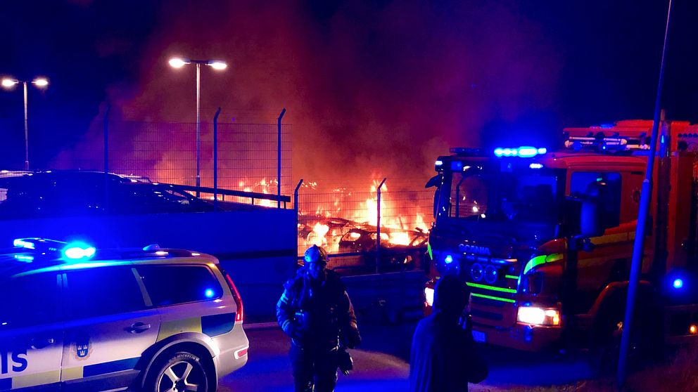 Femton bilar sattes i brand i ett parkeringshus i ett bostadsområde i Askim i Göteborg under natten till onsdag.
