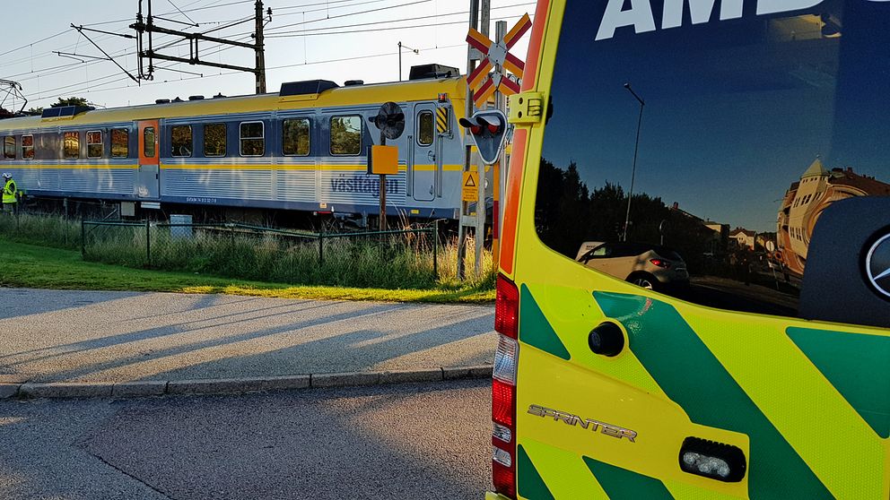 På onsdagsmorgonen larmades räddningstjänsten till stationen i Stenungsund. Enligt ett larm har en person blivit påkörd av ett tåg.